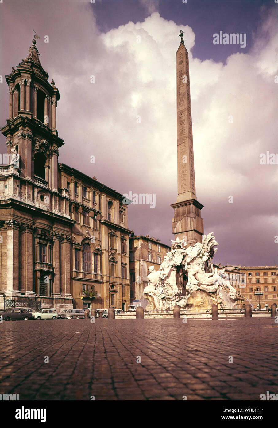 Der Brunnen der vier Flüsse, in der Piazza Navona, Rom, Italien. . Stockfoto