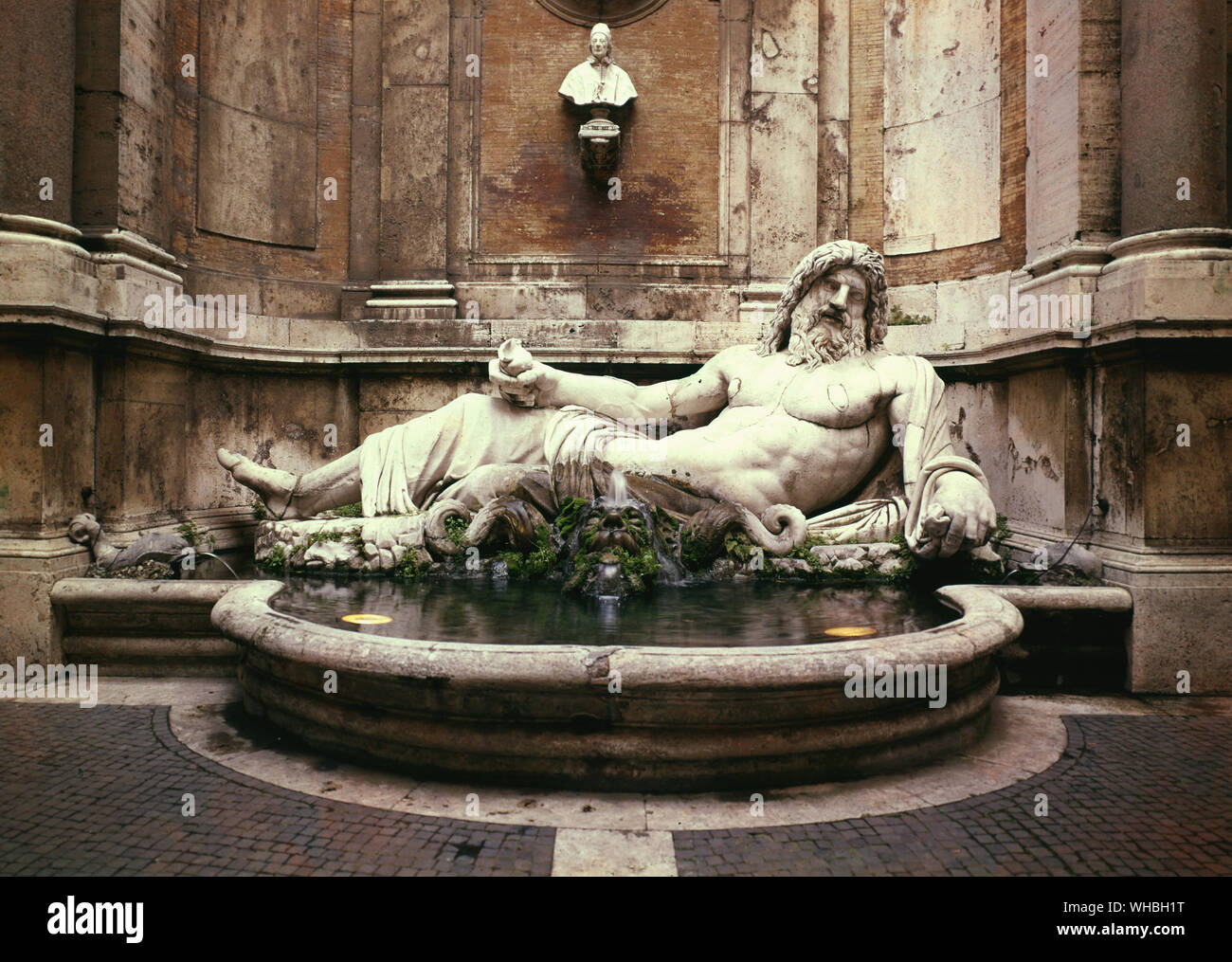 Marforio mit der Büste von Clemens XII, im Innenhof des Kapitolinischen Museums, Rom, Italien. . Stockfoto