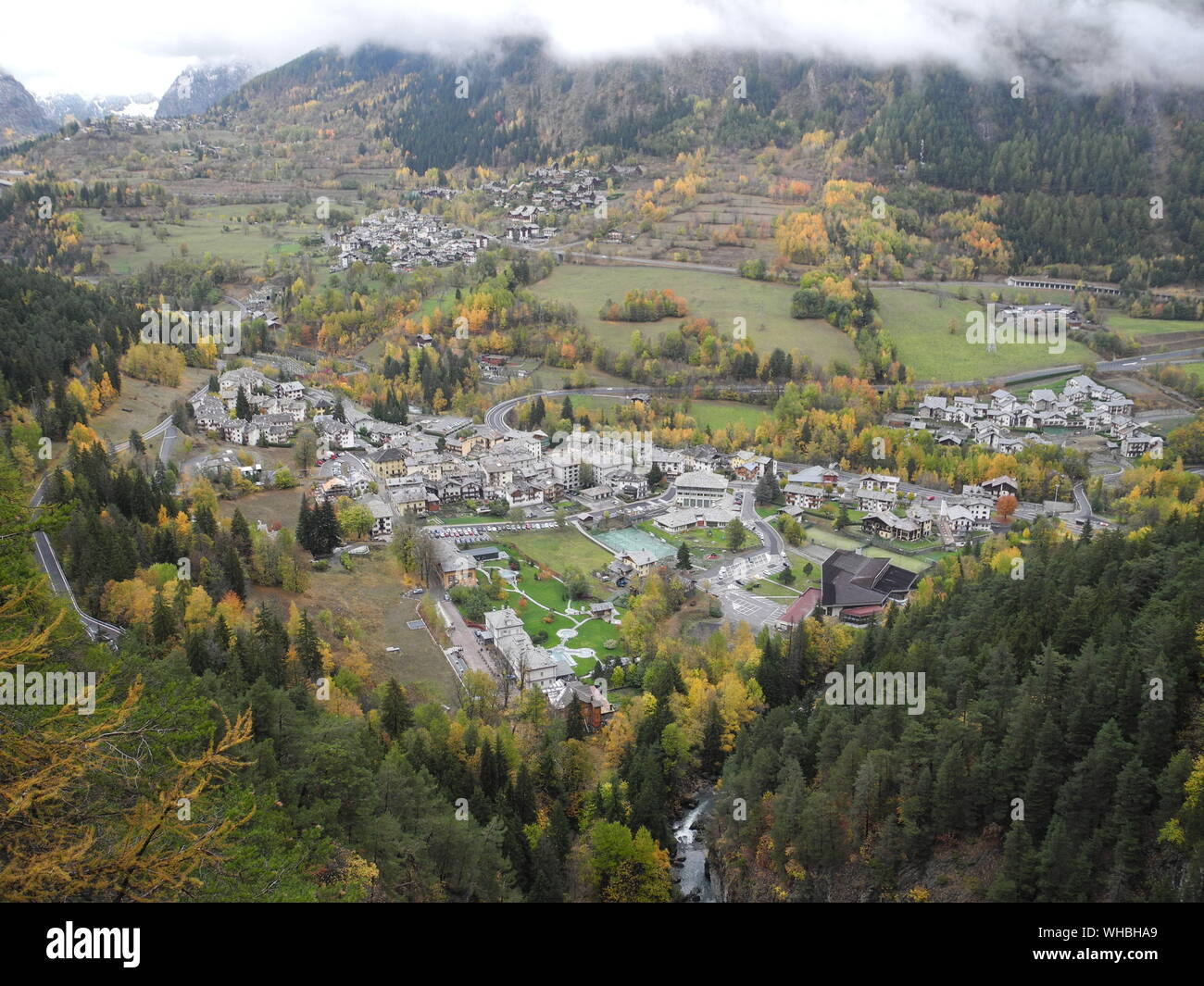 Pré-Saint-Didier: in einer natürlichen Umgebung mit Thermalquellen, Wasserfällen, Bächen und grünen Hängen. Stockfoto