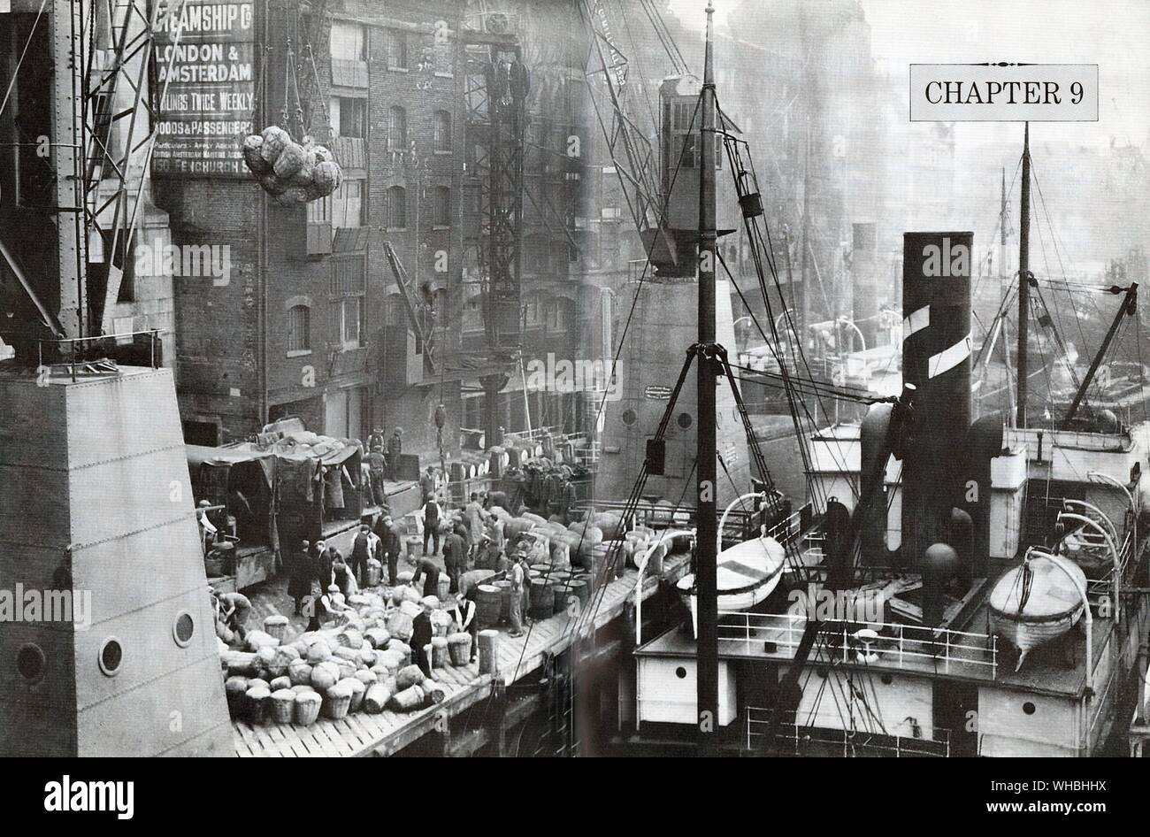 Entladen einer Vielzahl von Waren in London Docks 1929 Stockfoto