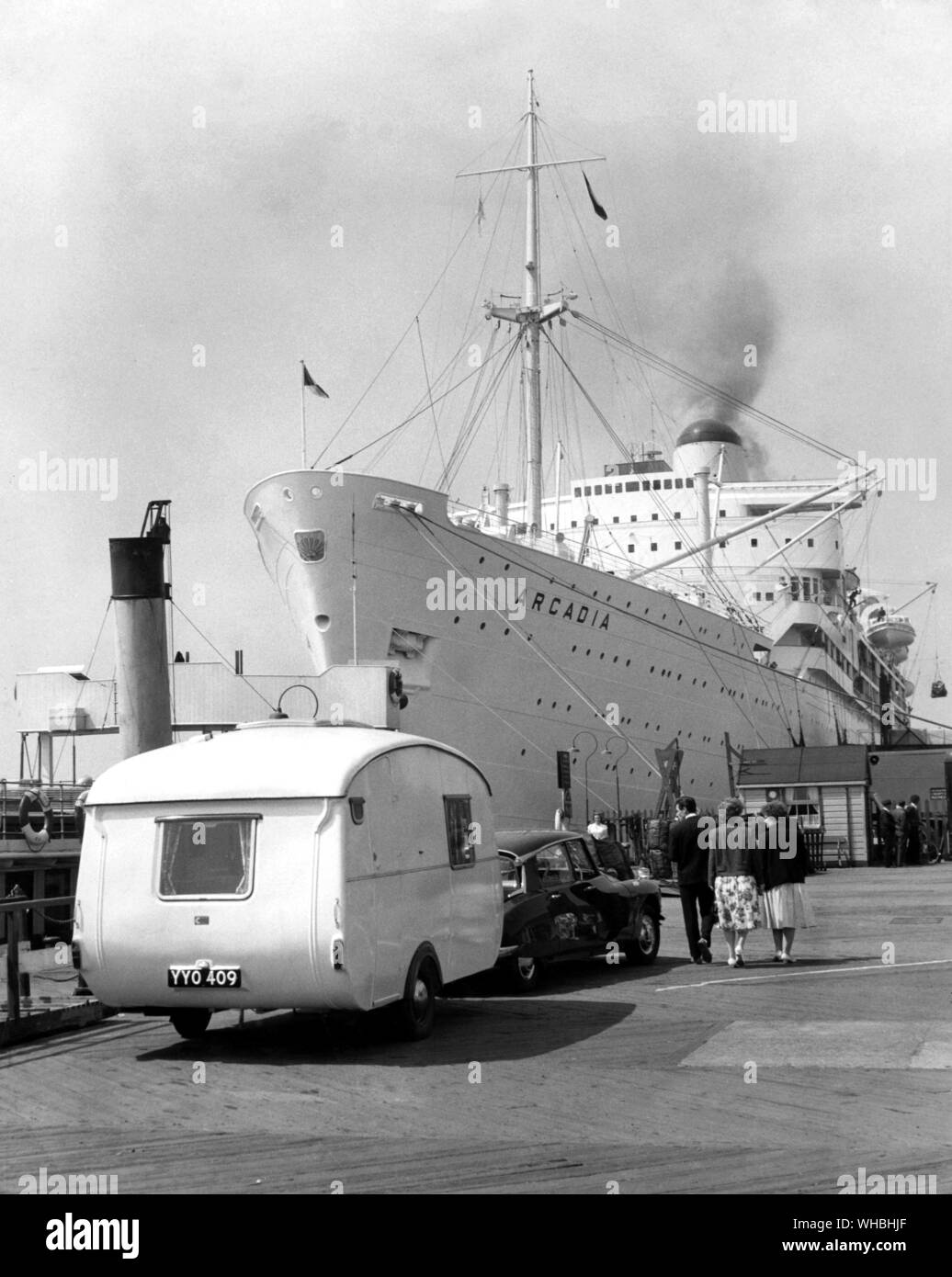 Caravaning, Tilbury Bootssteg und S S ARCADIA. . Cheltenham Sable abgeschleppt von Citroen ID 19. . 1967 Stockfoto