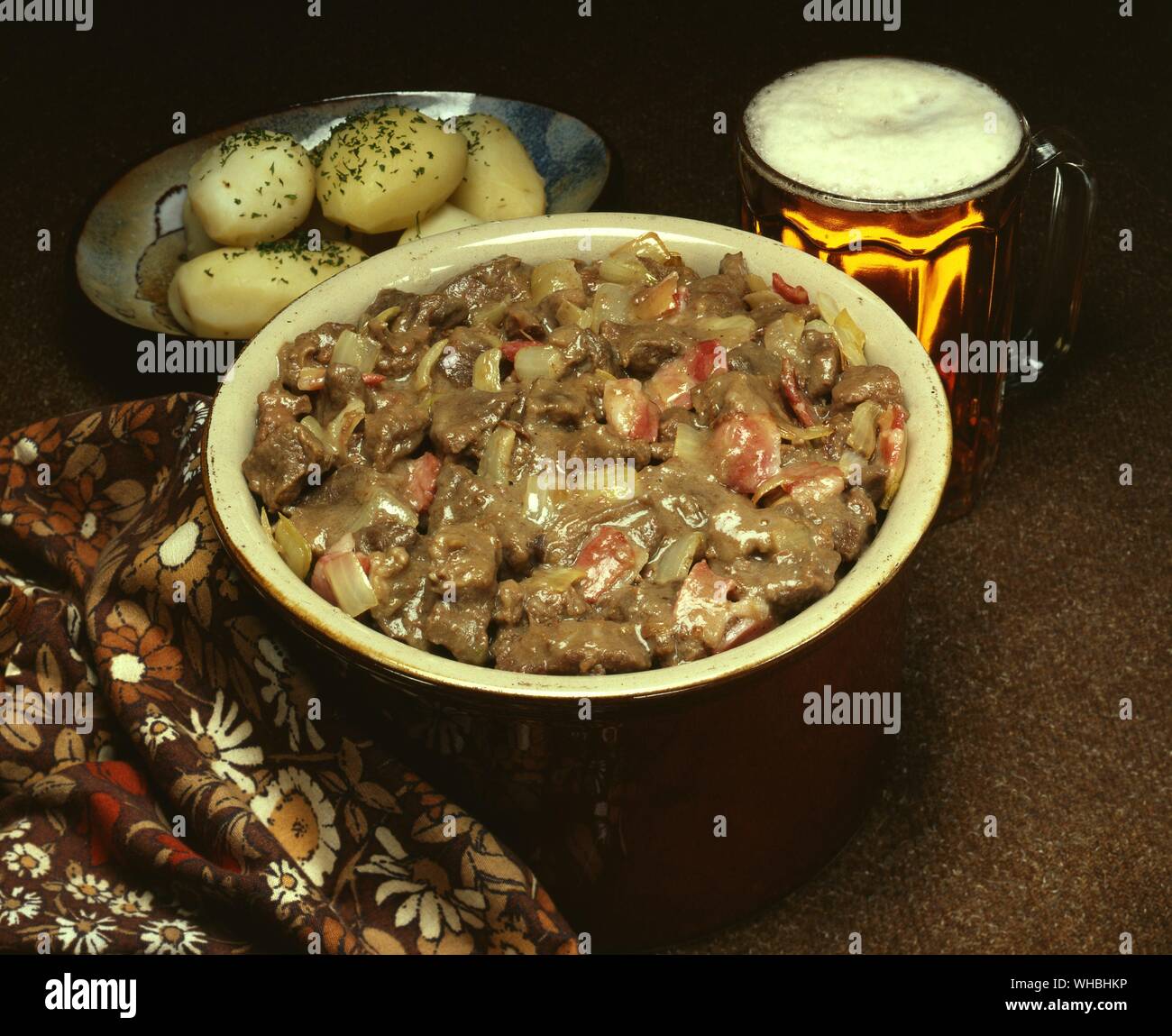 Rindfleisch Carbonnade: ein Rindfleisch und Bier Eintopf mit Zwiebeln und Paprika, komplett mit einem Pint Bier und Kartoffeln Stockfoto