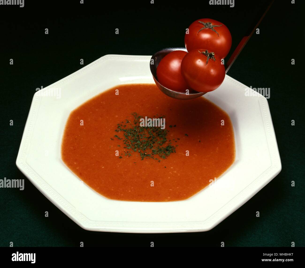 Tomatensuppe: Durch die Kombination von Zutaten wie Fleisch und Gemüse auf Lager oder kochendem Wasser bilden eine Brühe, in diesem Fall Tomaten Stockfoto