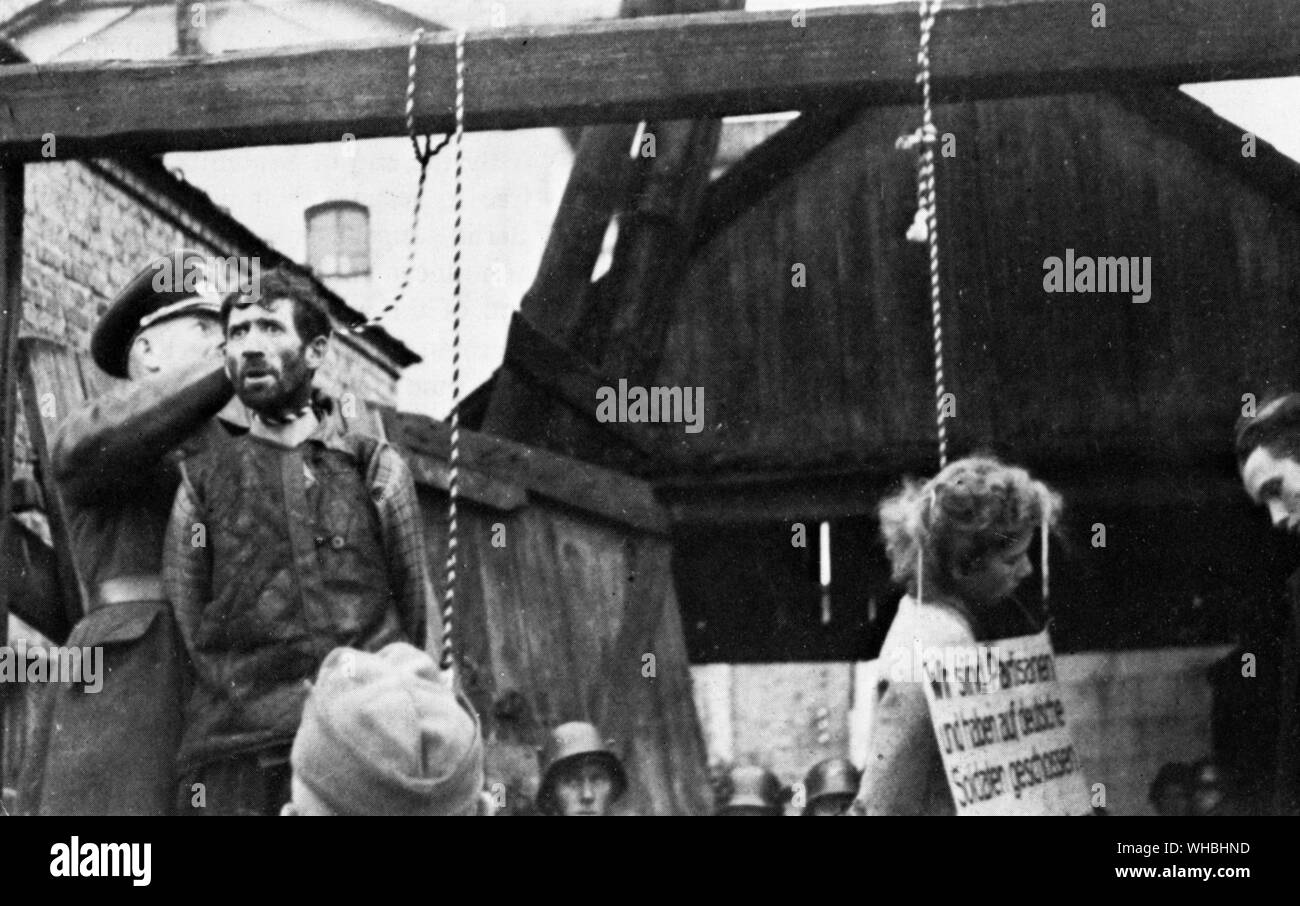 Deutsche Soldaten hängen russische Partisanen. 1941 Stockfoto