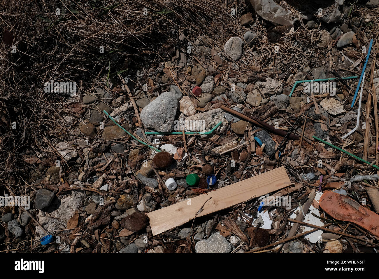 Kunststoffabfälle entlang der Küstenlinie der Insel Zakynthos, die die Auswirkungen auf die Umwelt Kunststoff ist in umweltschädliche im Ozean. Stockfoto