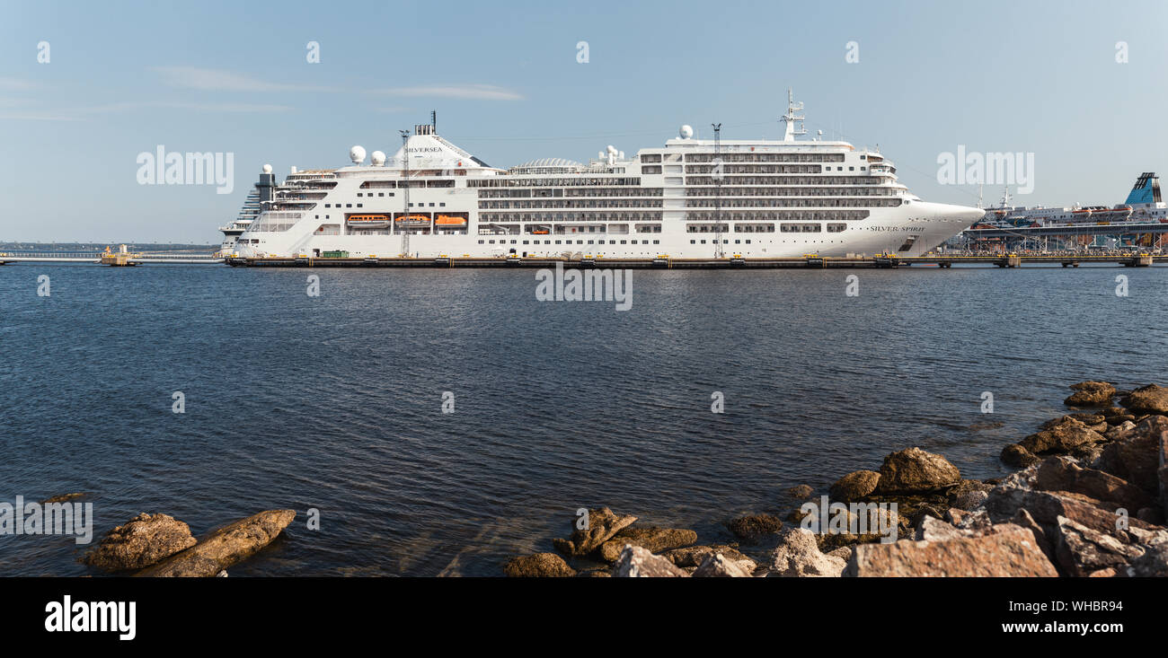 Kreuzfahrtschiffe Silver Spirit und AIDAprima Vanasadam Hafen in Tallinn in Estland angedockt. Kreuzfahrt in der Ostsee. Stockfoto