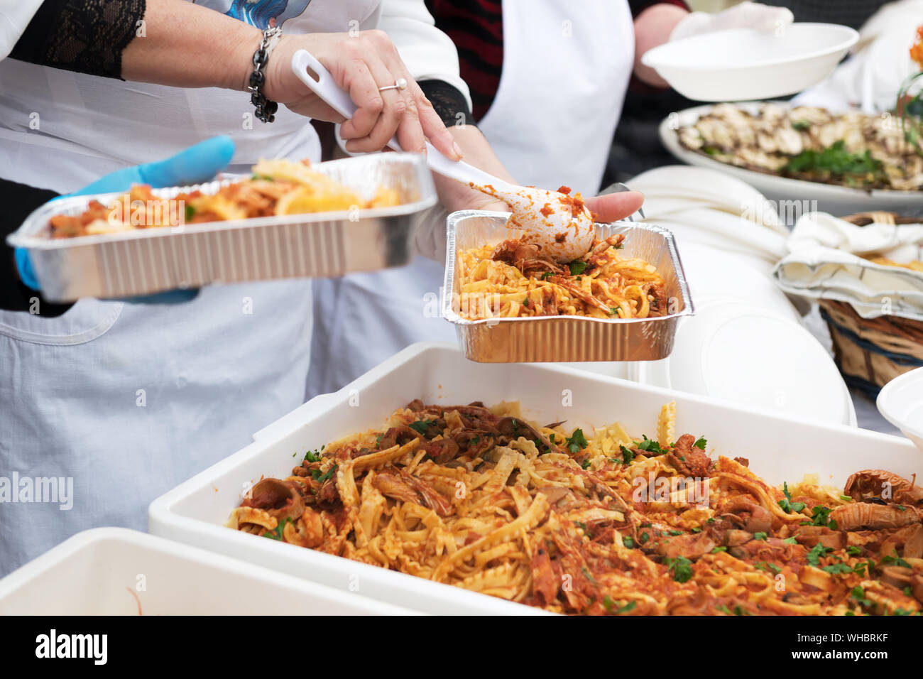 Nahrung für die Armen die hungries, Konzept der Nahrung Spende, Verteilung der italienischen Pasta zu den needies zu ernähren, den Menschen helfen, Stockfoto