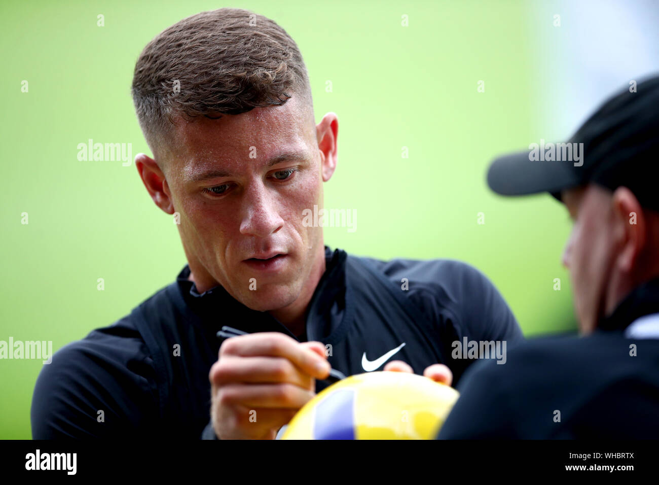 England's Ross Barkley Zeichen ein Fußball am Ende einer Trainingseinheit im St George's Park, Burton. Stockfoto