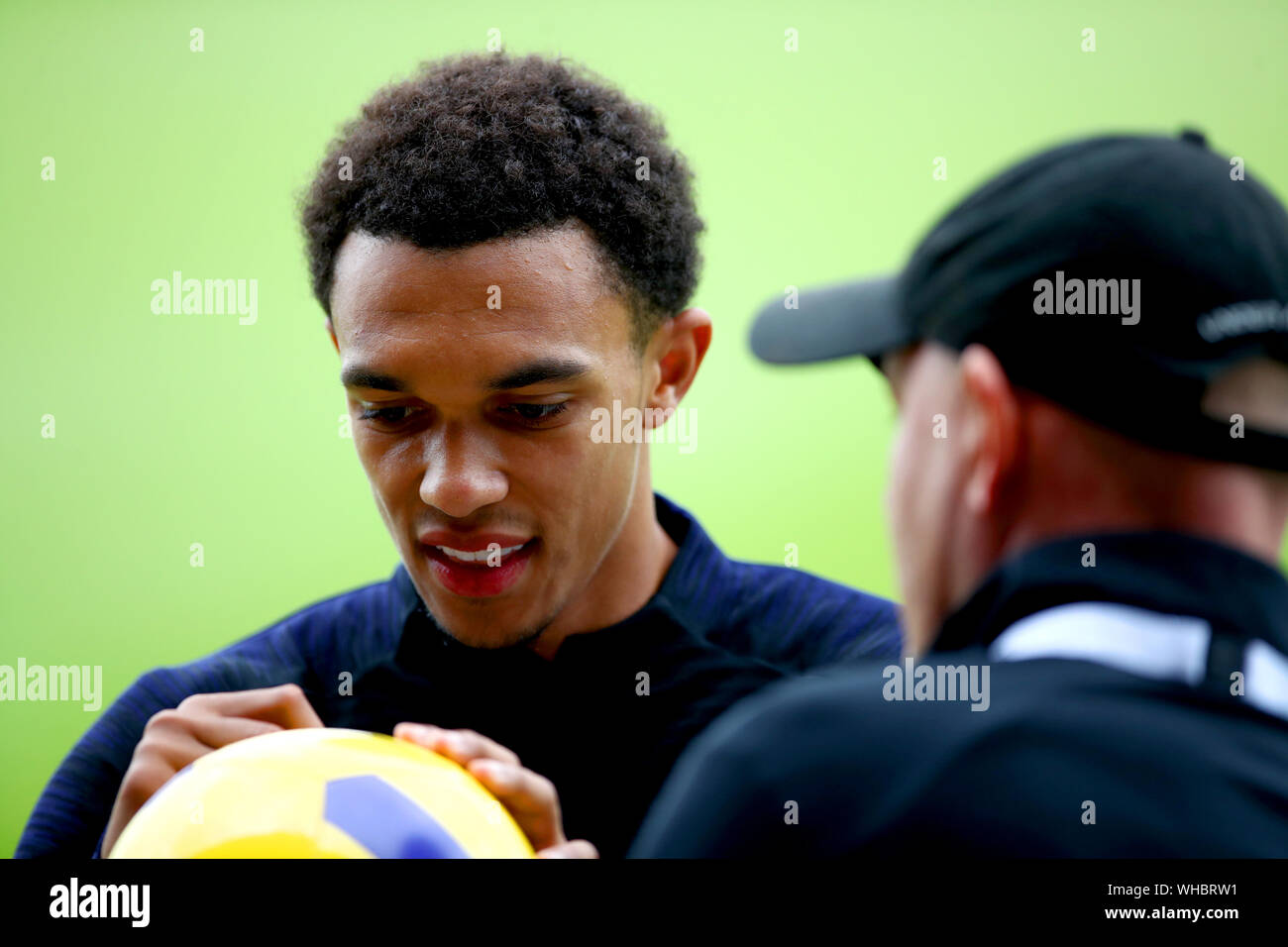 England's Trent Alexander-Arnold Zeichen ein Fußball am Ende einer Trainingseinheit im St George's Park, Burton. Stockfoto