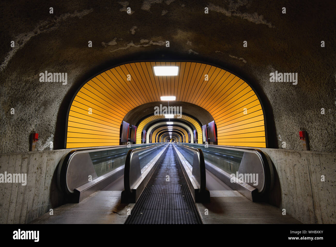 Fußgängertunnel, beleuchteten Tunnel, mit zwei Laufbänder. Stockfoto