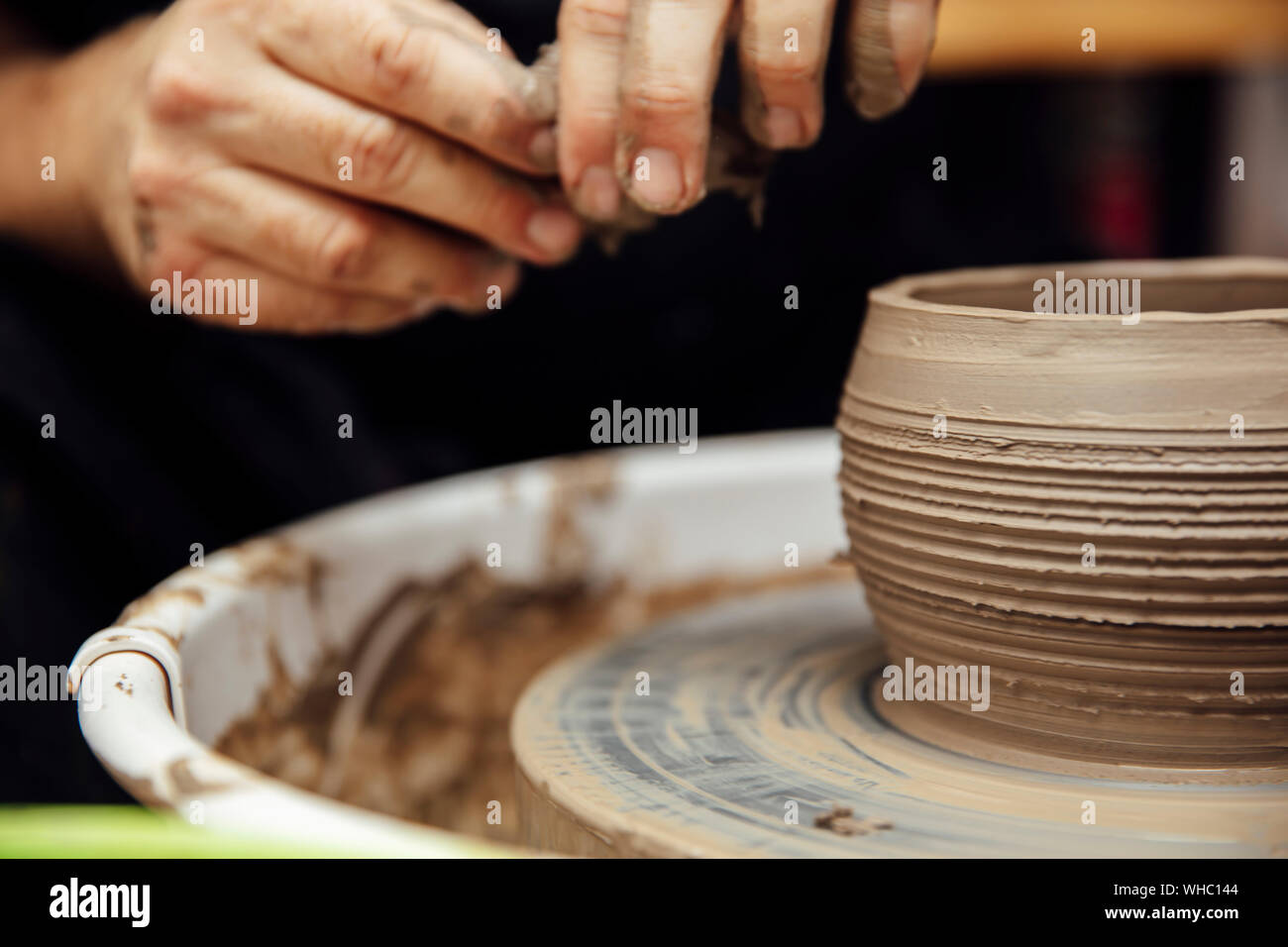 Close up Detailansicht in einem mail Künstler macht Ton auf einem Drehrad Stockfoto