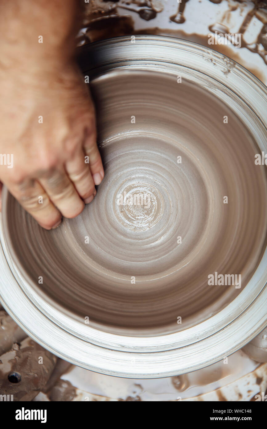 Close up Detailansicht in einem mail Künstler macht Ton auf einem Drehrad Stockfoto