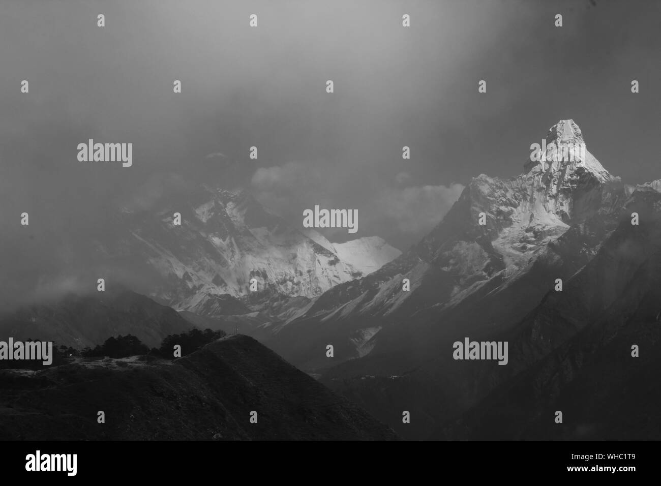 Ama Dablam in Schwarz und Weiß Stockfoto
