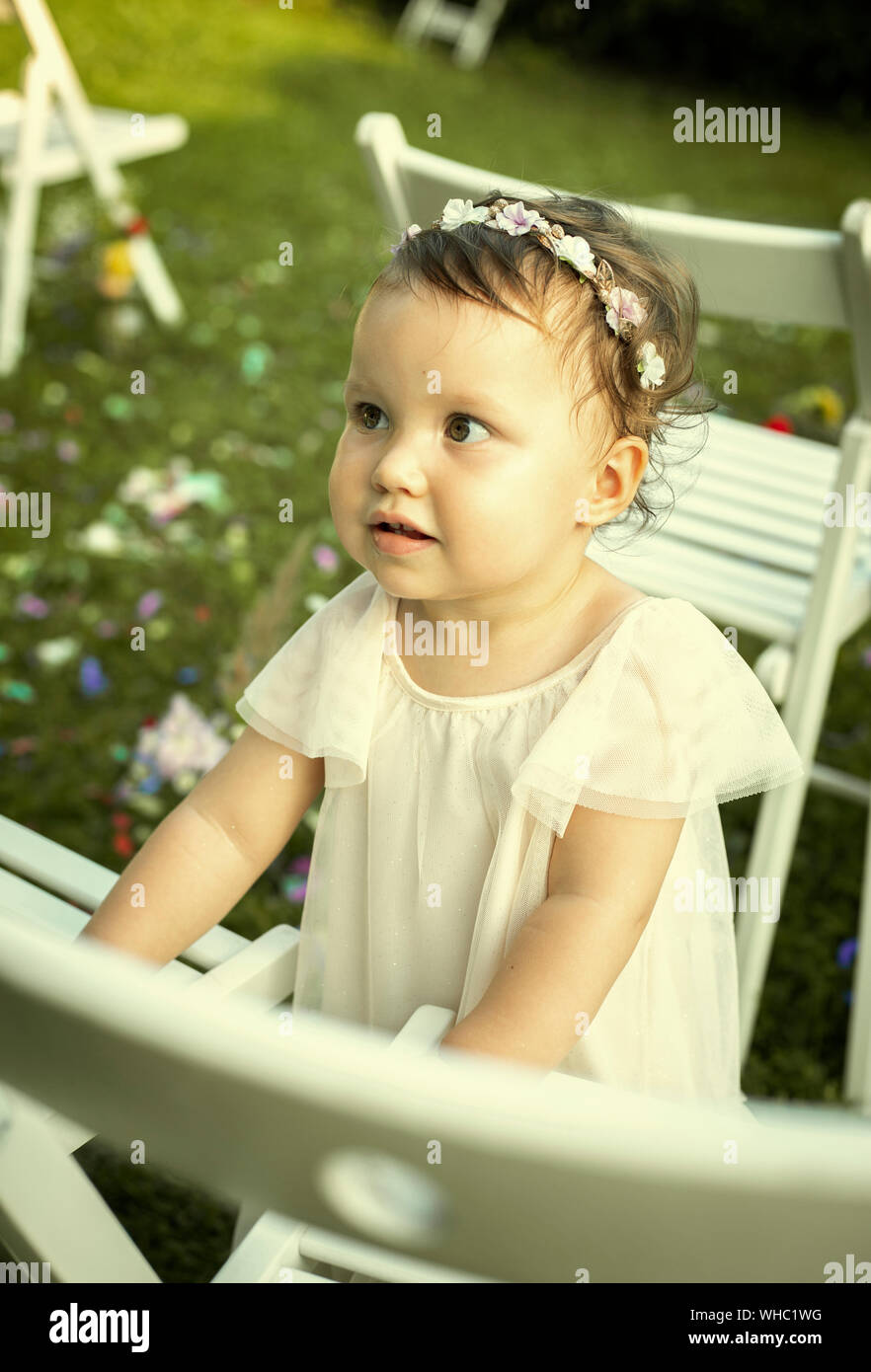 Cute Baby Mädchen in weißem Kleid auf einer Hochzeit in der Familie  Stockfotografie - Alamy