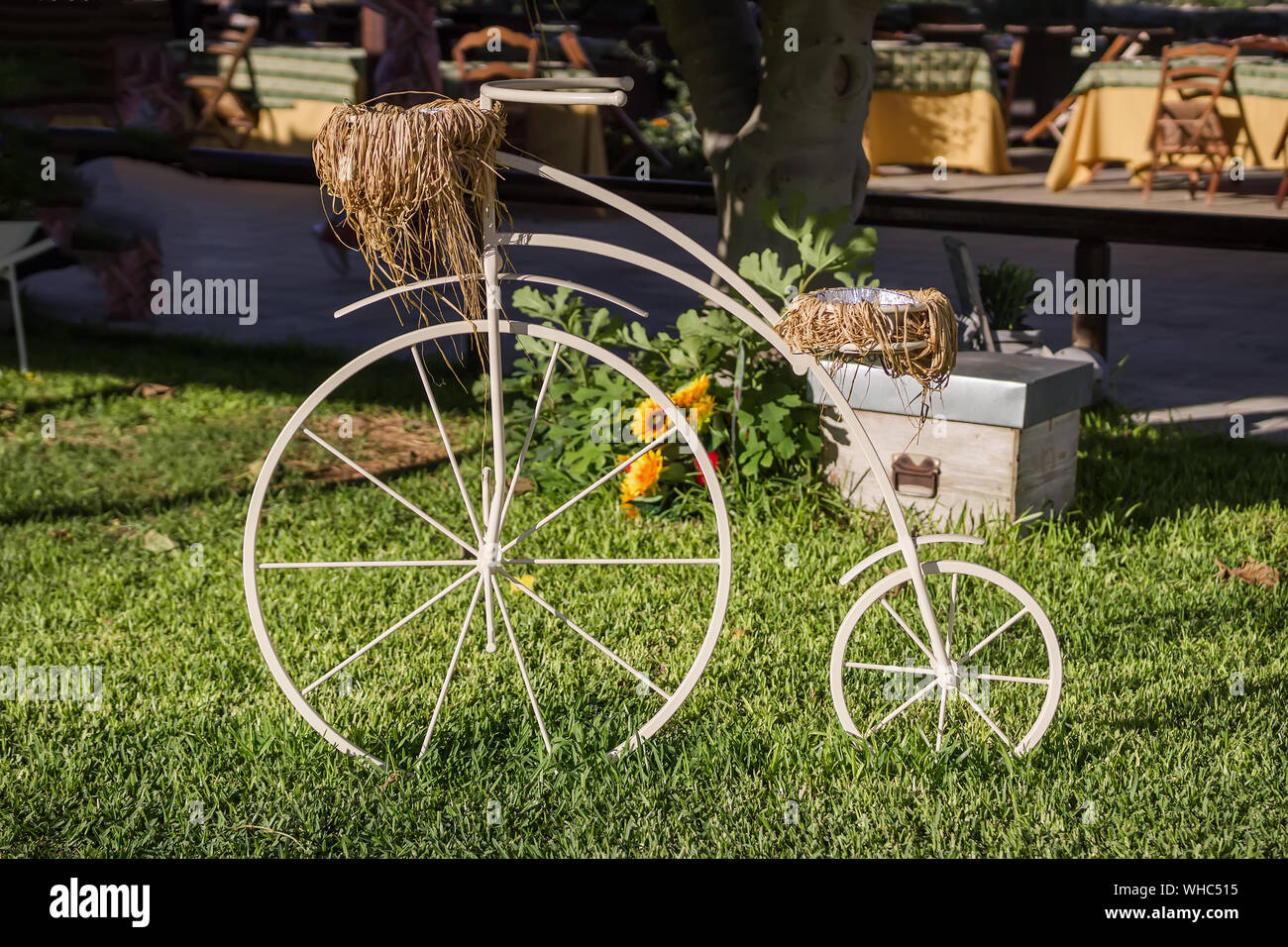 Dekorative Vintage Modell altes Fahrrad Korb Blumen Garten Stockfoto