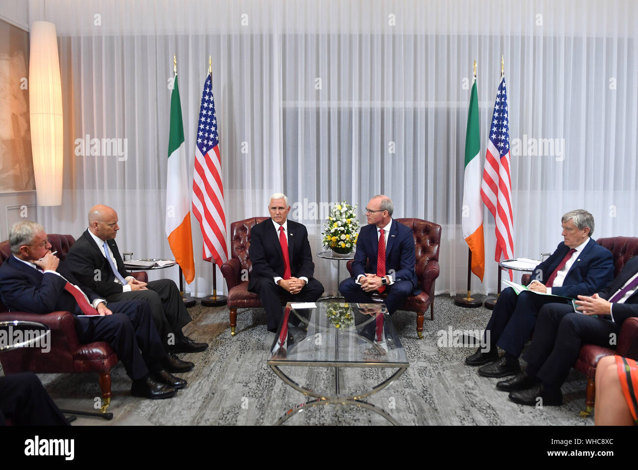 Minister für auswärtige Angelegenheiten Simon Coveney (Mitte rechts) bei einem Treffen mit US-Vizepräsident Mike Pence, nachdem er am Shannon Airport für den Start von einem offiziellen Besuch in Irland angekommen. Stockfoto