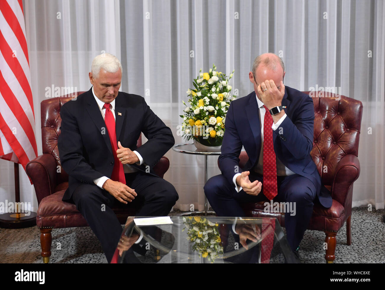 Minister für auswärtige Angelegenheiten Simon Coveney (rechts) bei einem Treffen mit US-Vizepräsident Mike Pence, nachdem er am Shannon Airport für den Start von einem offiziellen Besuch in Irland angekommen. Stockfoto