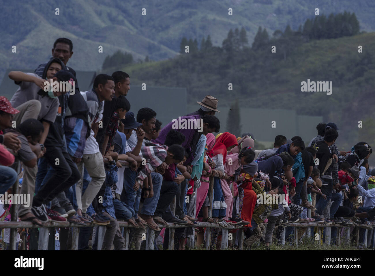 Zentrale Aceh, Aceh, Indonesien. 1. Sep 2019. Menschen nahmen an der Coinquilino traditionellen Pferderennen in Takengon, zentrale Aceh zu beobachten. Da die niederländische Kolonialzeit, um 1850 Coinquilino traditionelle Pferderennen wurde in der Mitte der Gemeinschaft, die rund um den See Lut Tawar in Takengon, zentrale Aceh begann bekannt. Die Begeisterung der Bürger in diesem Pferd Rennen stellte sich heraus, dass die Aufmerksamkeit der niederländischen Regierung, die zu dieser Zeit die später ein Pferd Rennen von Belang Kolak, 1912 Takengon gehalten zu gewinnen. Diese Veranstaltung wurde gemeinsam mit dem Geburtstag der Niederländischen Königin Wilhelmina statt. Rechtsstaatliche Stockfoto