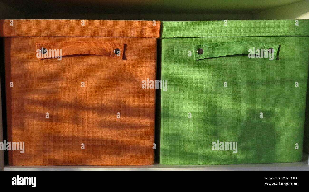 In der Nähe von Orange und Grüne Farbe Boxen Stockfoto