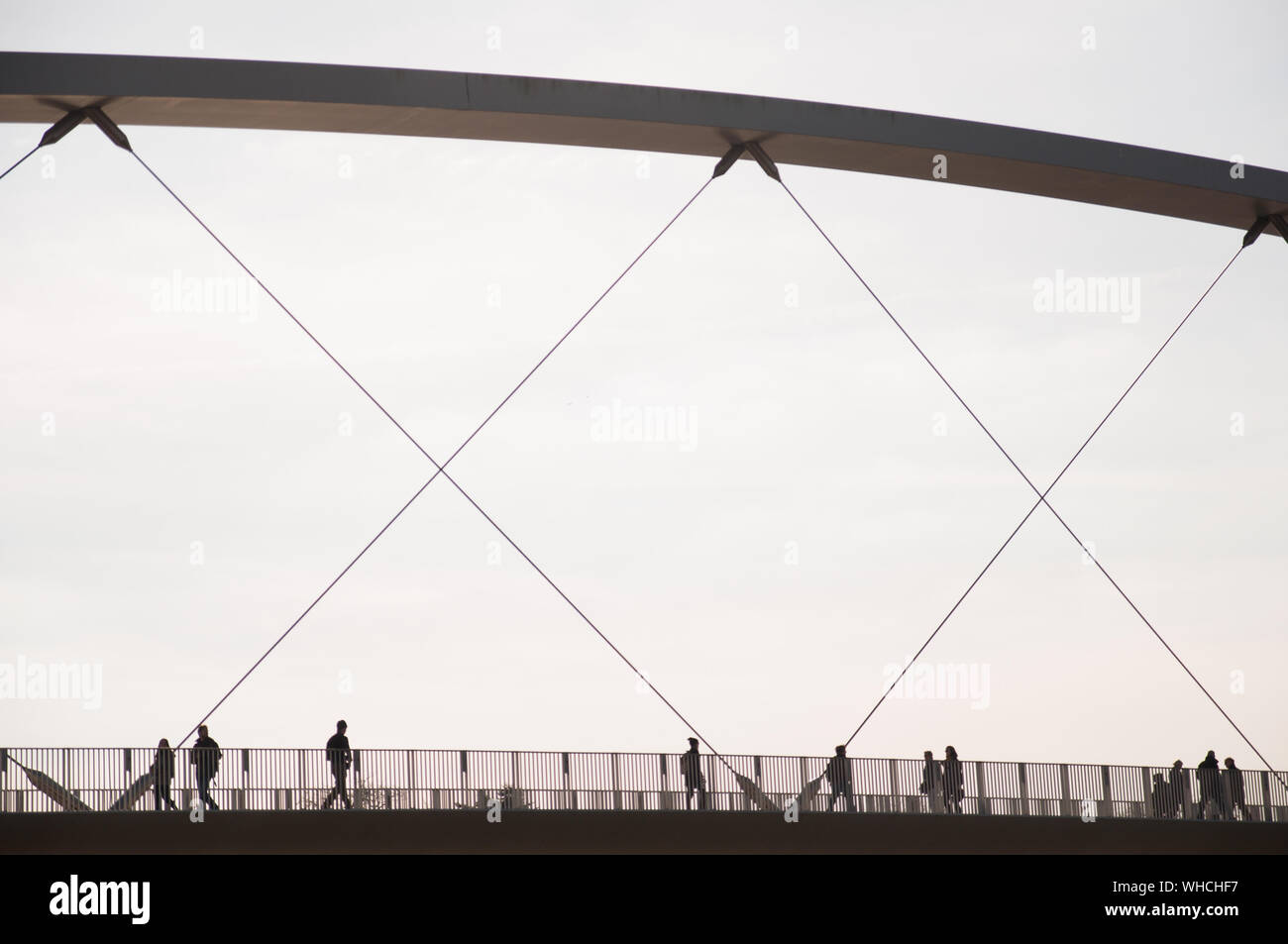 Silhouette Menschen zu Fuß auf Hoge Brug Brücke gegen klaren Himmel Stockfoto