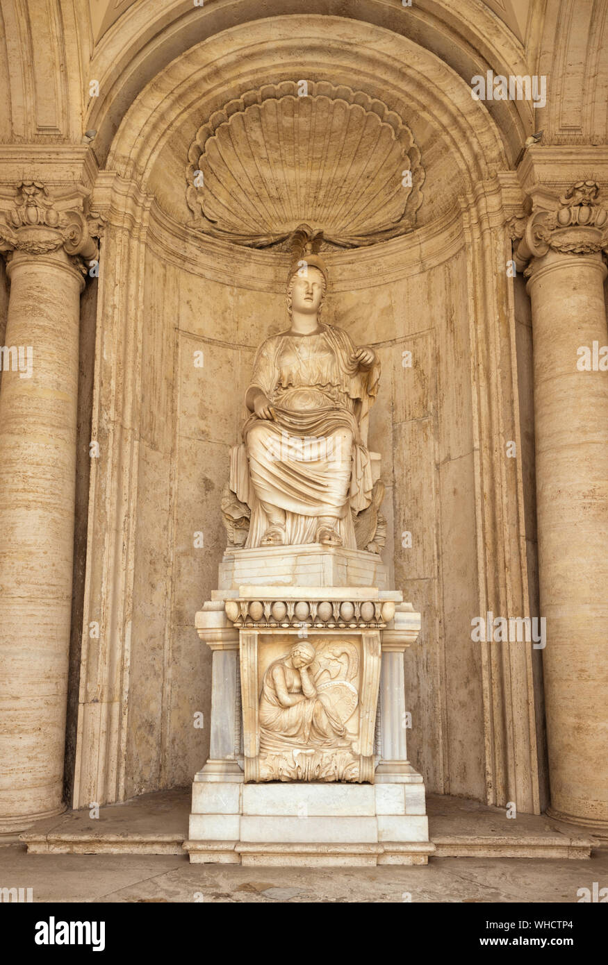 Statue des Sitzenden Rom "cesi Roma" im Innenhof des Kapitolinischen Museen. hadrianischen Zeit (117-138 AC) von einem griechischen Original des 5. Jahrhundert v. Chr. Stockfoto