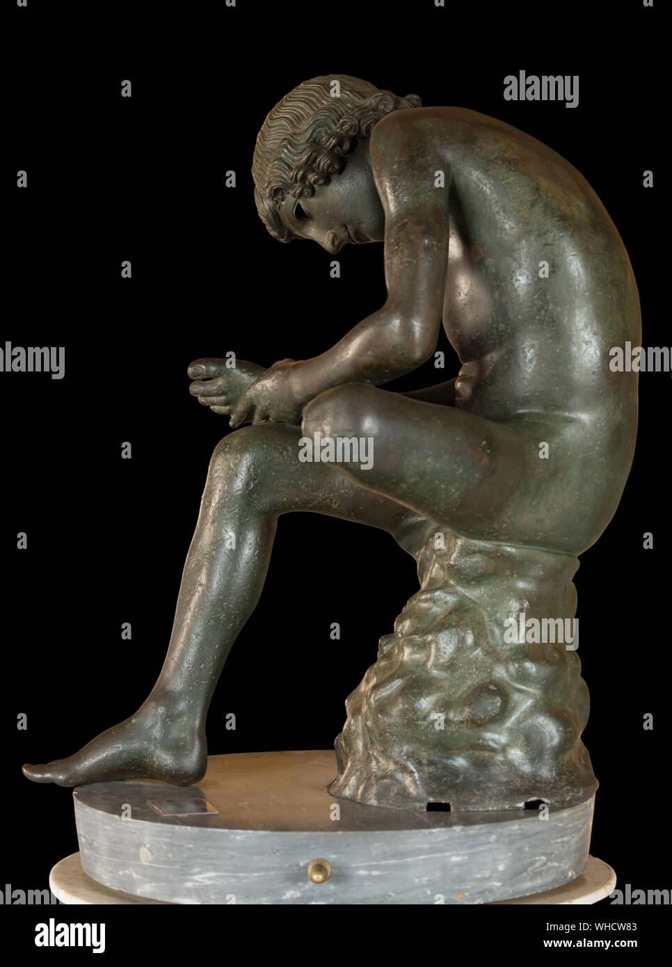 Junge mit Thorn, Bronze Statue in den Kapitolinischen Museen, isoliert, Rom, Italien. 1. Jahrhundert v. Chr. Stockfoto