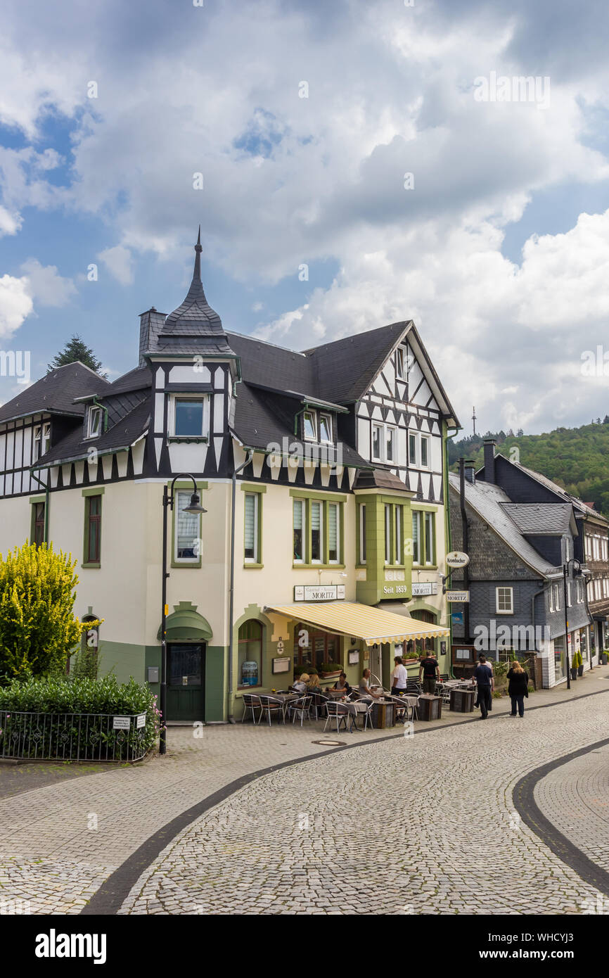 Menschen, die außerhalb einer Gaststätte in Freudenberg, Deutschland sitzen Stockfoto