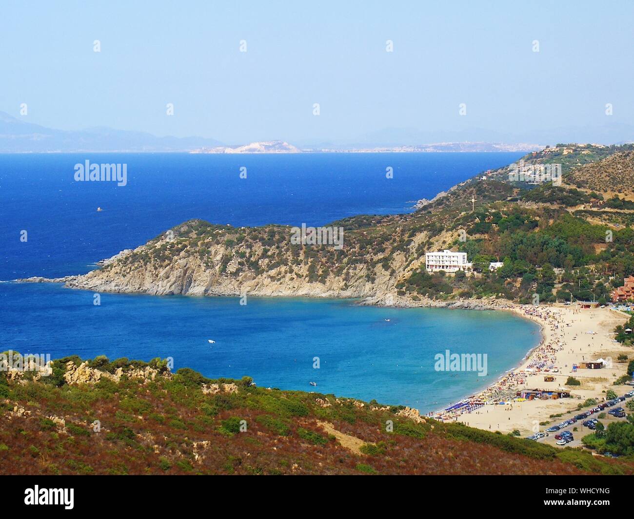 Hohe Betrachtungswinkel und der Strand Gegen klare Himmel in der Insel Sardinien Stockfoto