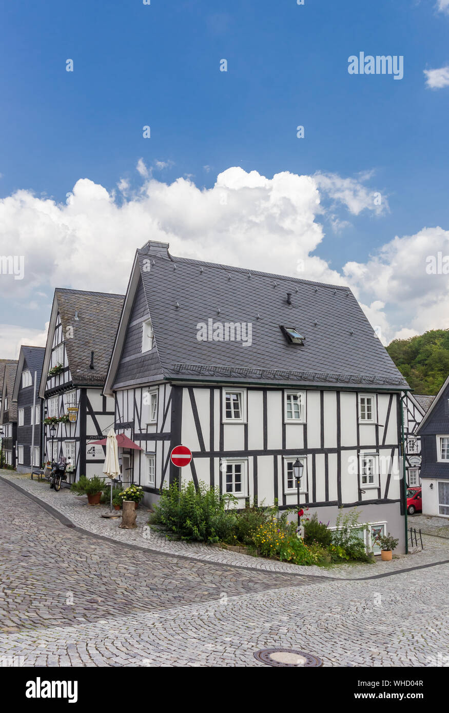 Gepflasterten Straße mit Fachwerkhäusern in Freudenberg, Deutschland Stockfoto