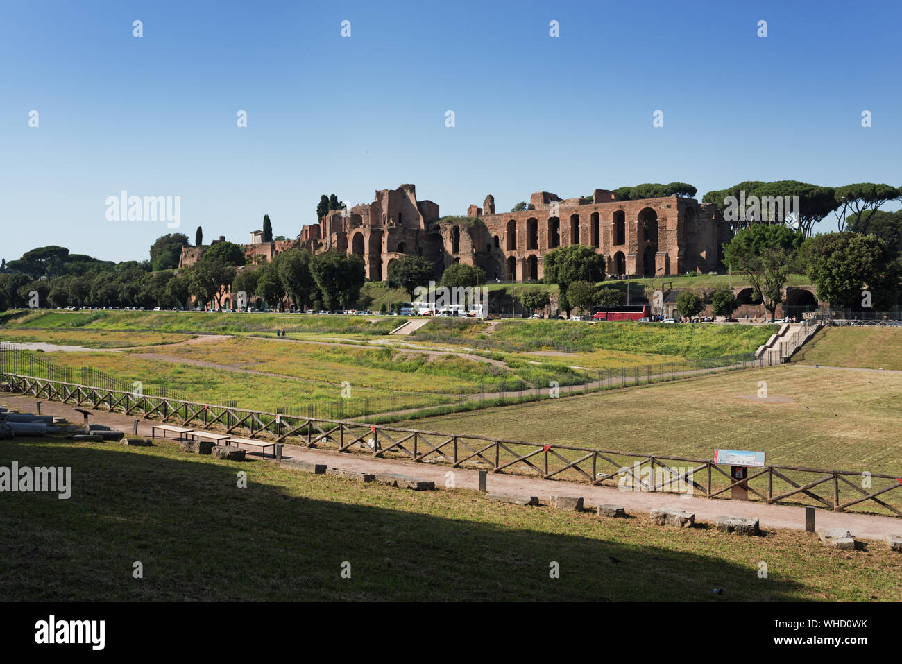 Circus Maximus (Vordergrund) und Ruinen der antiken römischen Palästen auf dem Palatin in Rom, Italien Stockfoto