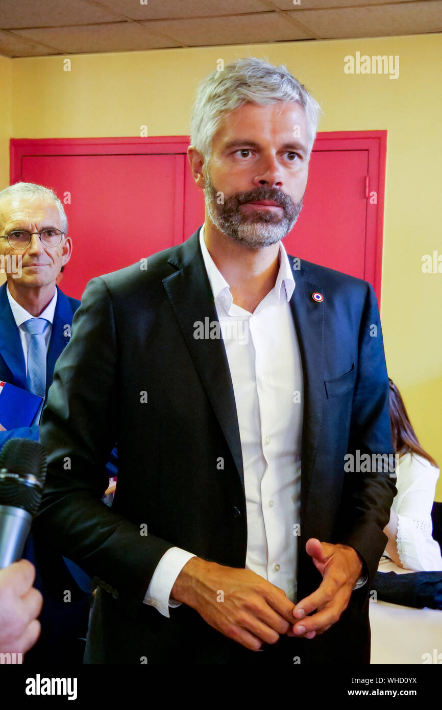 Laurent Wauquiez, Präsident der Auvergne Rhône-Alpen (AURA) Regionalrat, beteiligt sich an der Lieferung von classbooks am ersten Tag des neuen Schuljahres, Lyon, Frankreich Stockfoto