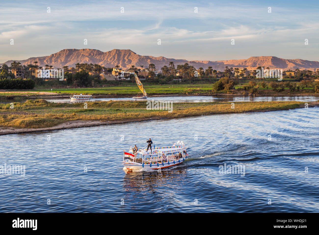 Boot im Nil, Getreidefeld und staubigen Berge. Stockfoto
