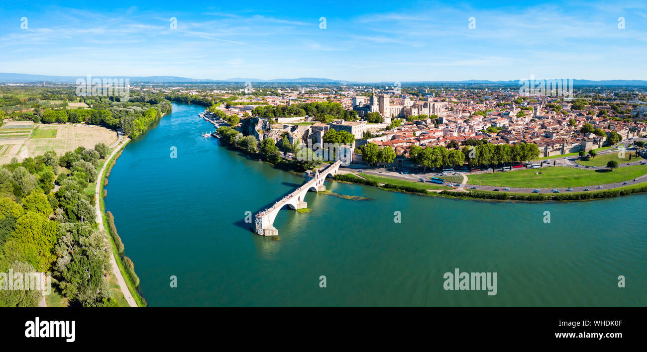 Pont Saint Benezet Brücke und Rhone Antenne Panoramablick in Avignon. Avignon ist eine Stadt auf der Rhone in Südfrankreich. Stockfoto