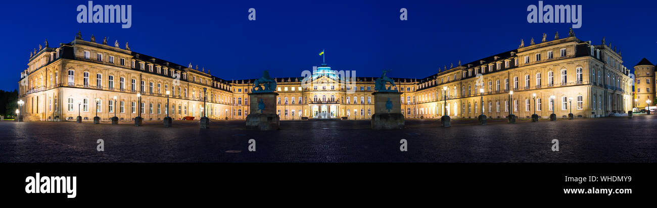 Deutschland, XXL Panorama der Innenstadt von der Stadt Stuttgart neues Schloss bei Nacht mit blauen Himmel im Sommer Stockfoto