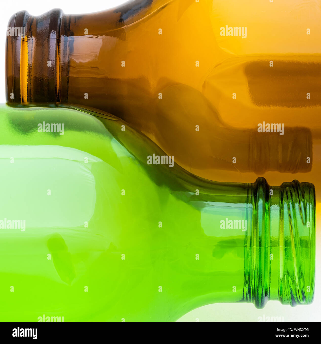 Abstrakte schöne Kurven eines leeren braunen und grünen Bier Flasche liegen nebeneinander auf einem weißen Hintergrund Stockfoto
