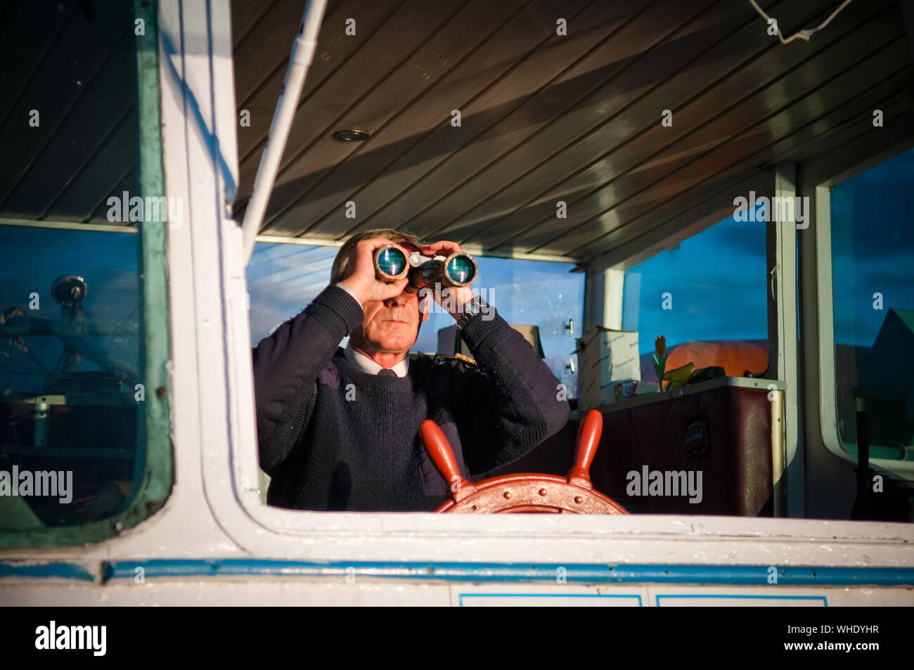 Der Kapitän des Schiffes sieht durch ein Fernglas Stockfoto