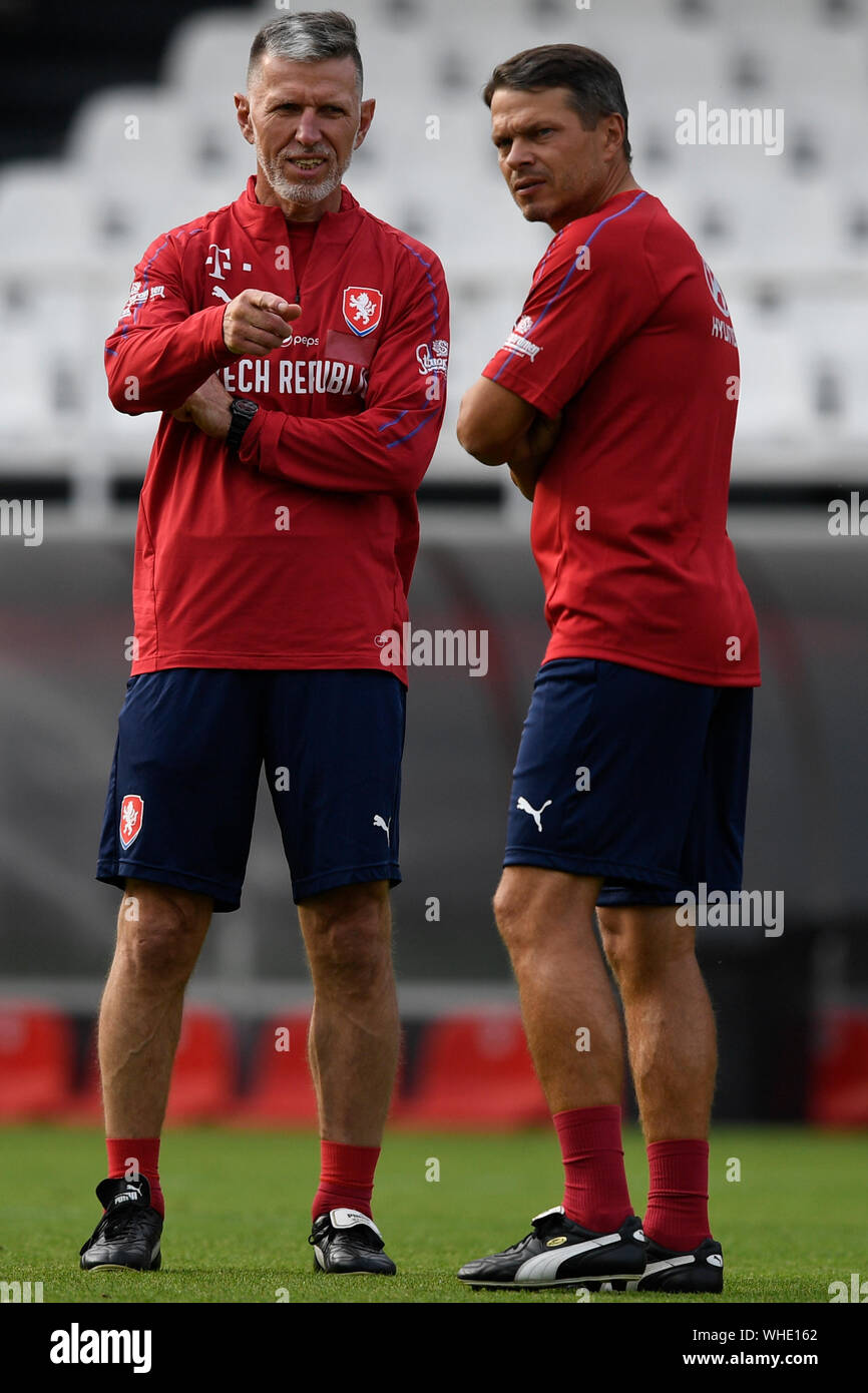 Prag, Tschechische Republik. 02 Sep, 2019. Trainer der tschechischen Fußball-Nationalmannschaft Jaroslav Silhavy, Links, und sein Assistent Libor Sionko nehmen an der Ausbildung vor der Euro Qualifikationsspiele mit Kosovo (Pristina am 7. September) und Montenegro (Podgorica spielte am 10. September) in Prag, Tschechische Republik, September 2, 2019. Quelle: Michal Kamaryt/CTK Photo/Alamy leben Nachrichten Stockfoto