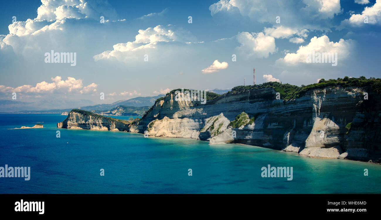 Malerischer Blick auf Meer und Klippen an der Corfu Insel Stockfoto