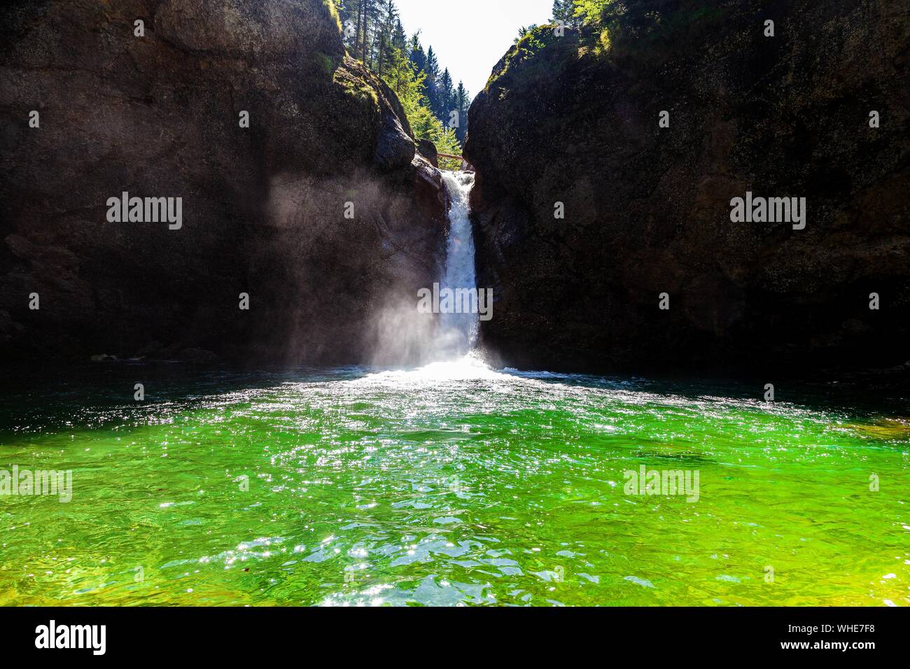 Wasserfall und einen natürlichen Pool mit Wasser in den Alpen Stockfoto