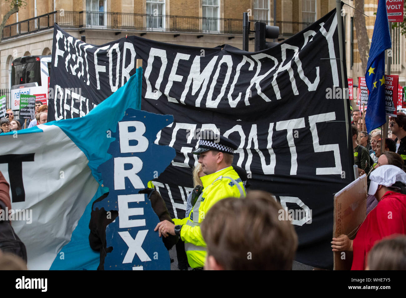 London, 2. September 2019 Demonstranten vor Downing Street während Boris Johnson's Ankündigung auf Brexit. Kredit Ian DavidsonAlamy leben Nachrichten Stockfoto