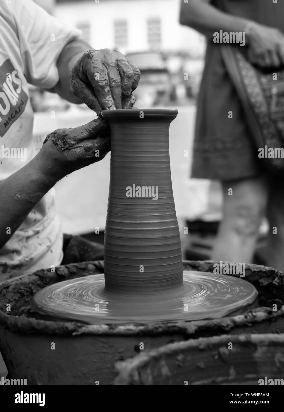 Stadt Sibiu, Rumänien - 31. August 2019. Die Hände eines Töpfers Gestaltung einen Tontopf auf der Töpferscheibe an der Töpfer aus Sibiu, Rumänien Stockfoto