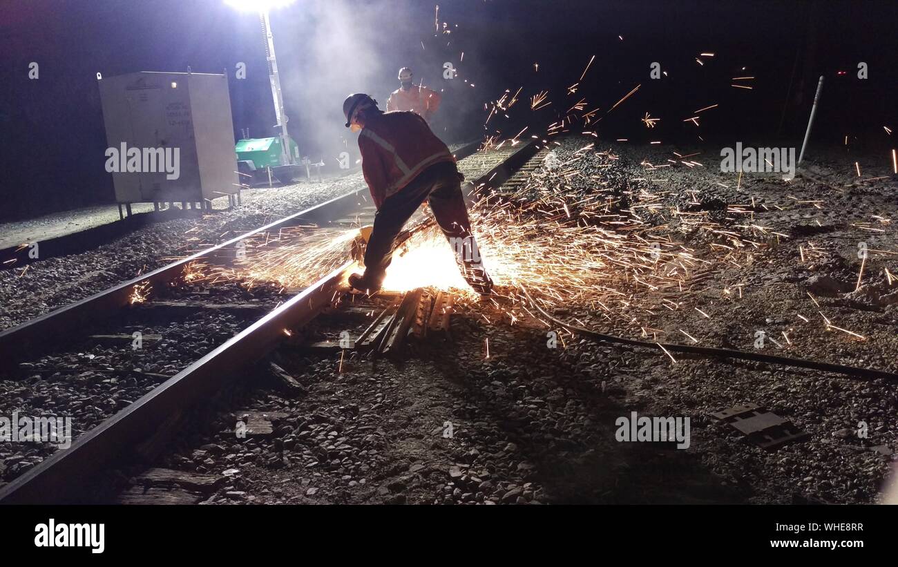 Schweißern Vorbereitung Eisenbahnschienen in Werkstatt Stockfoto