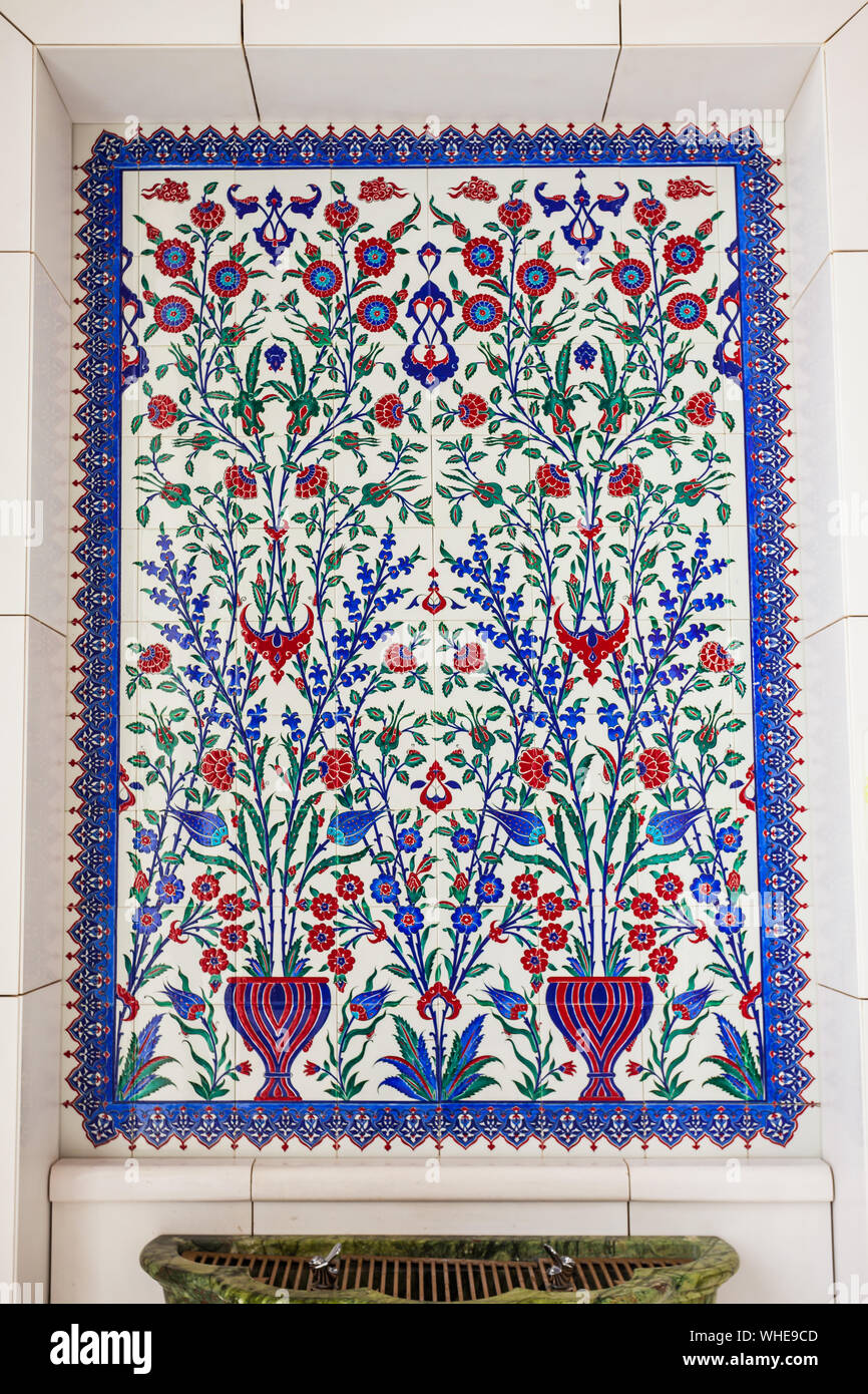 Florale Muster an der Wand der Sheikh Zayed Grand Moschee, die größte Moschee der VEREINIGTEN ARABISCHEN EMIRATE, in Abu Dhabi Stockfoto
