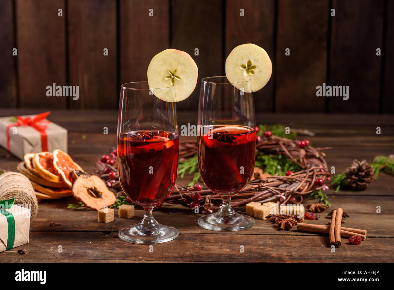 Weihnachten heißer Glühwein mit Zimt, Kardamom und Anis auf hölzernen Hintergrund Stockfoto