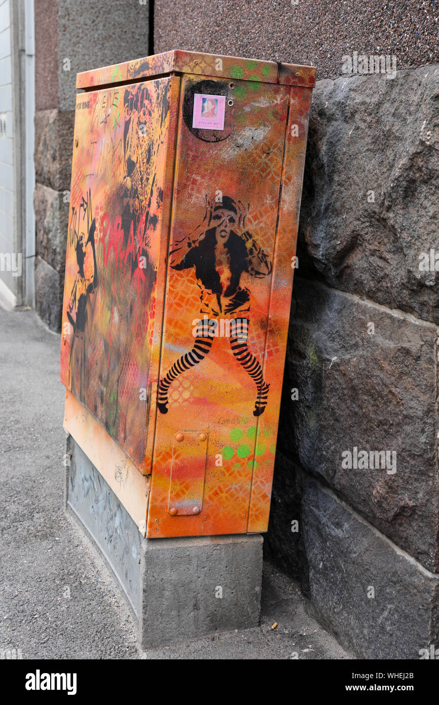 Street Cabinet mit feinen Schablone Kunst in Helsinki, Finnland Stockfoto