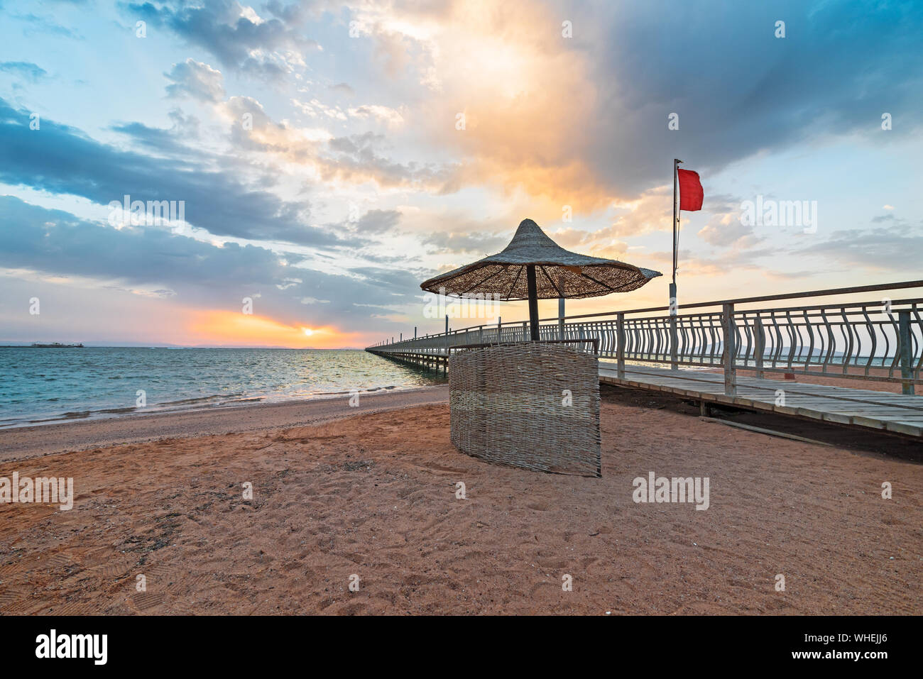 Eine große hölzerne Seebrücke am Strand des Resorts. Schöne Aussicht auf die tropische Küste mit einem langen Pantone. Landschaft der Küste Sandstrand Stockfoto