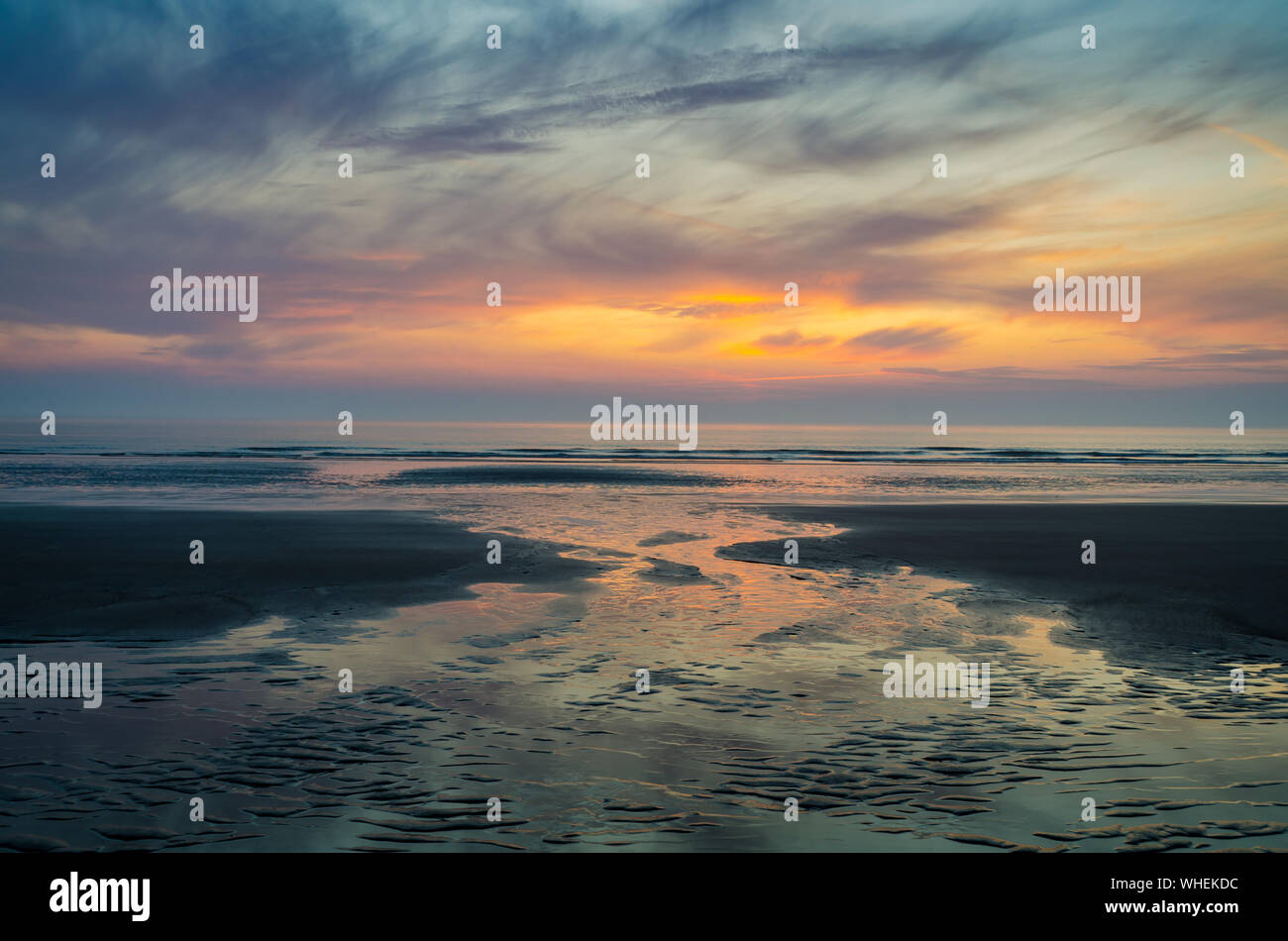 Sonnenaufgang am Strand bei Ebbe Stockfoto