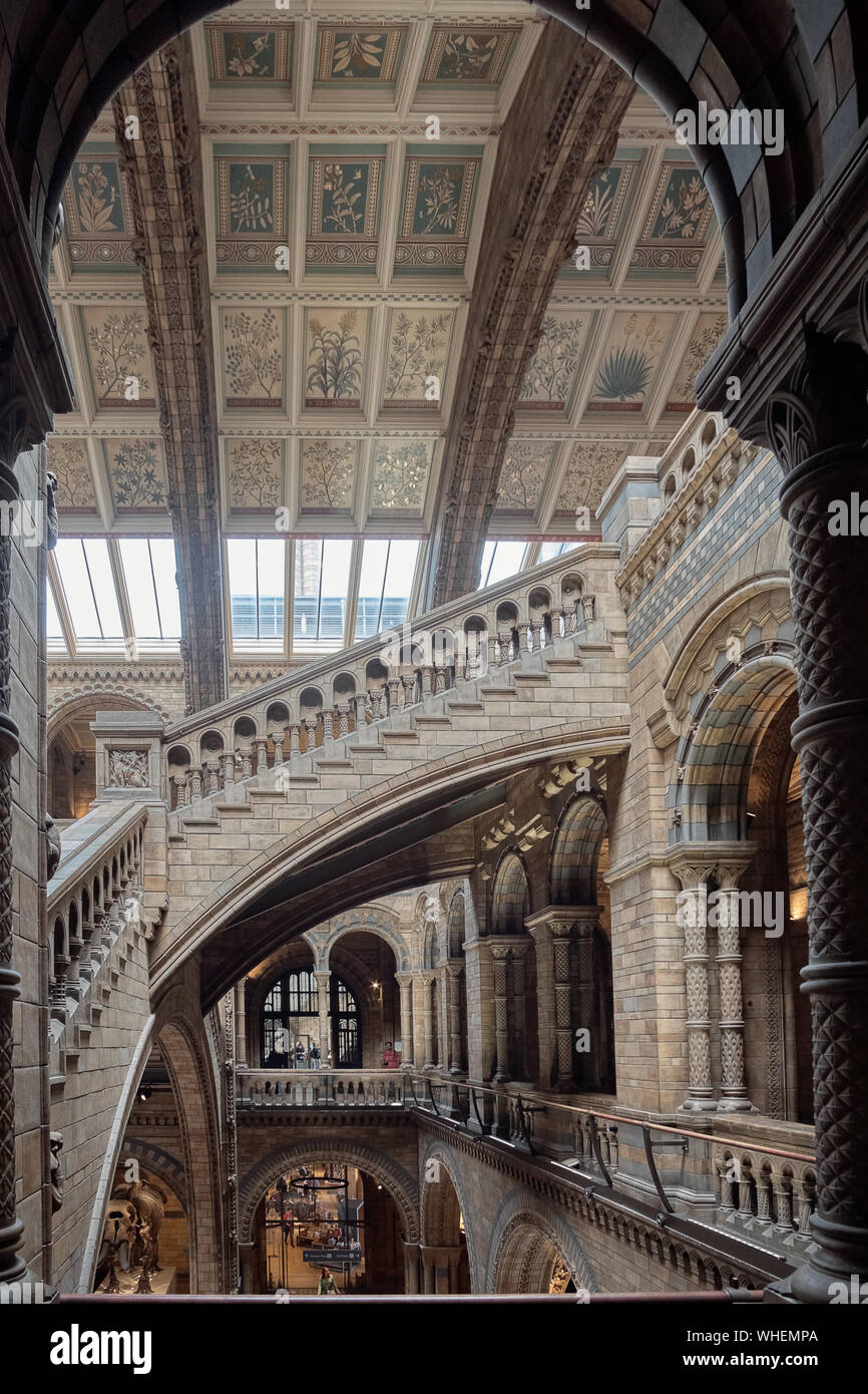 London, Großbritannien, 24. Mai 2018: erstaunliche Bögen und Treppen am Natural History Museum. Stockfoto