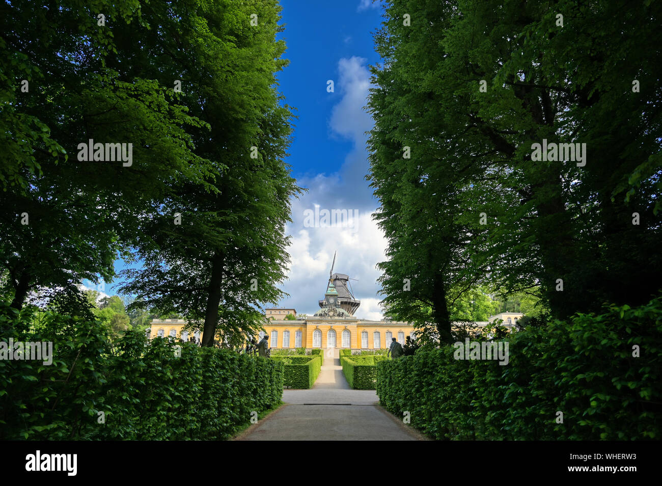 Die historische Windmühle auf der Oberseite des Neuen Kammern im Park Sanssouci in Potsdam, Deutschland. Stockfoto