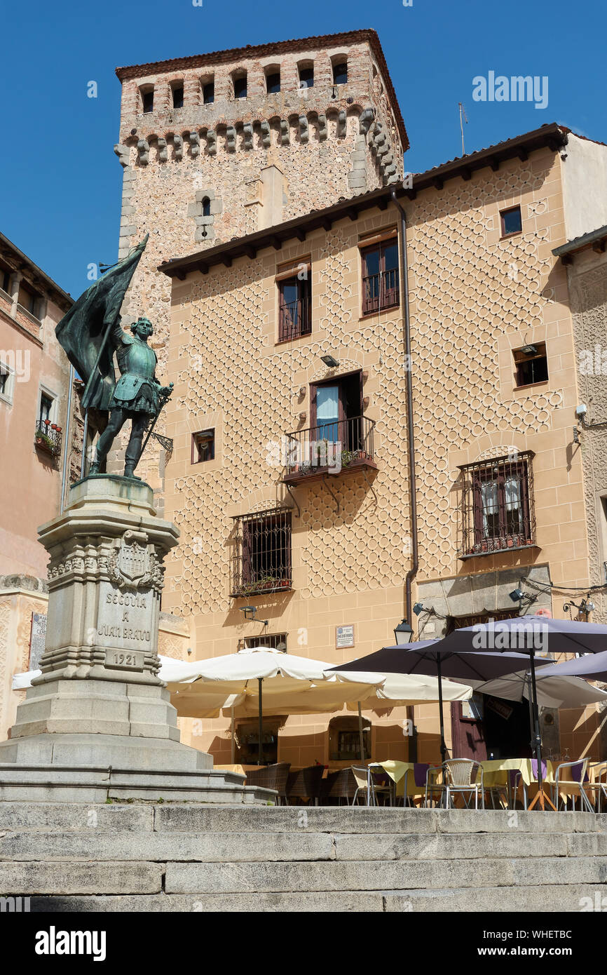 SEGOVIA, Spanien - 25 April 2018: Das Denkmal für Juan Bravo an Plazuela de San Martin und dem Torreon de Lozoya hinter sich. Stockfoto